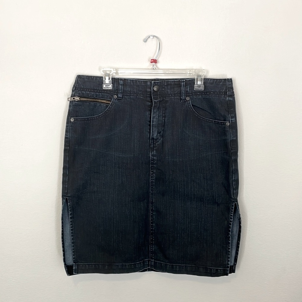 Levi’s ladies denim side slit skirt in size 14W. 98% cotton 2% spandex.